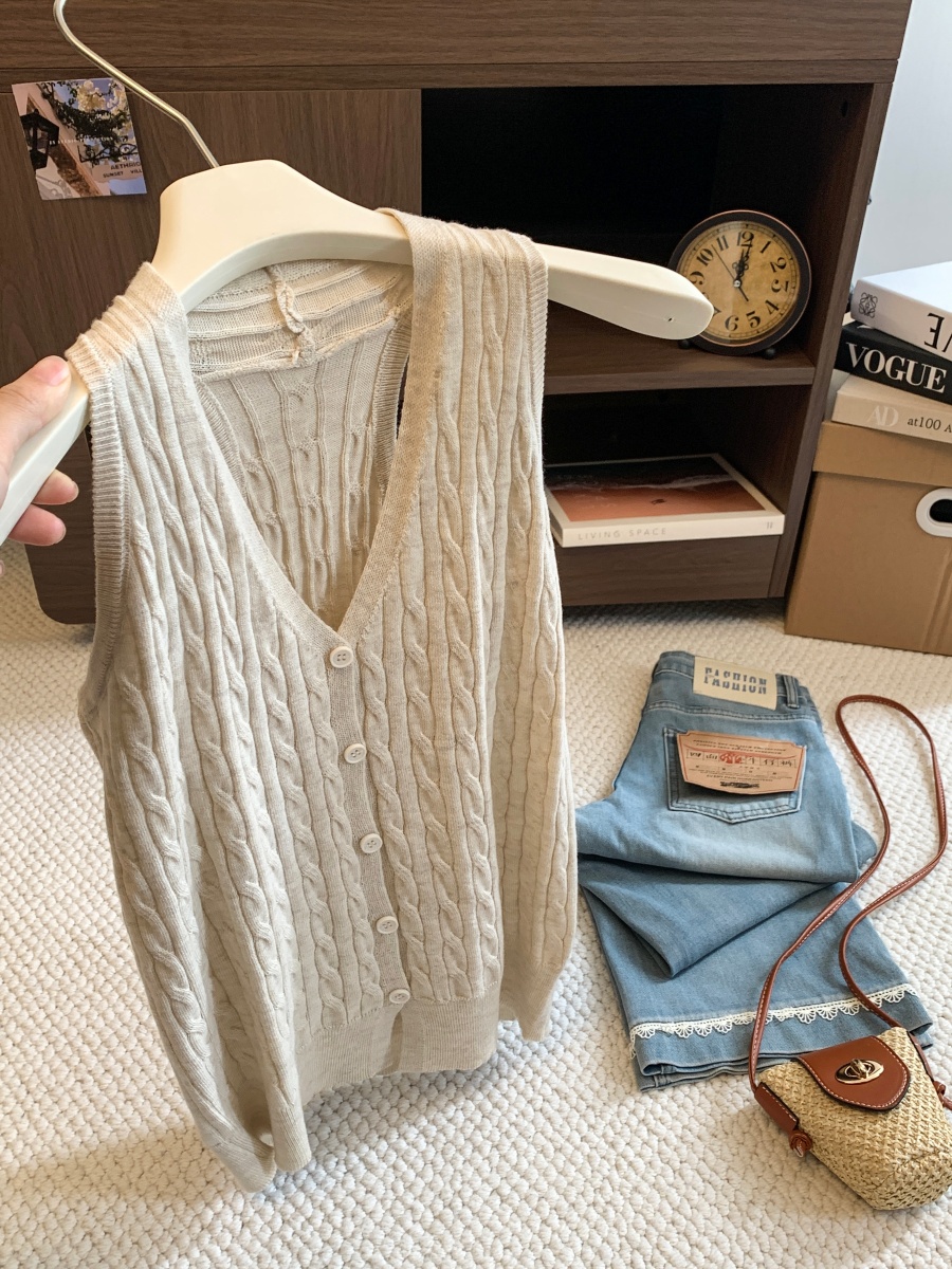 Korean Cable Knit V-Neck Sweater Vest Women Cardigan 2026 Early Autumn Layering Sleeveless Knit Top